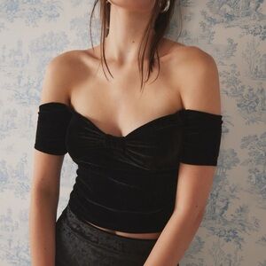 Kimchi Blue Esme Velvet Off-The-Shoulder Top
UO